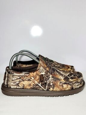 Hey Dude Men's size 9 Wally Real tree edge       slip -on Loafer's